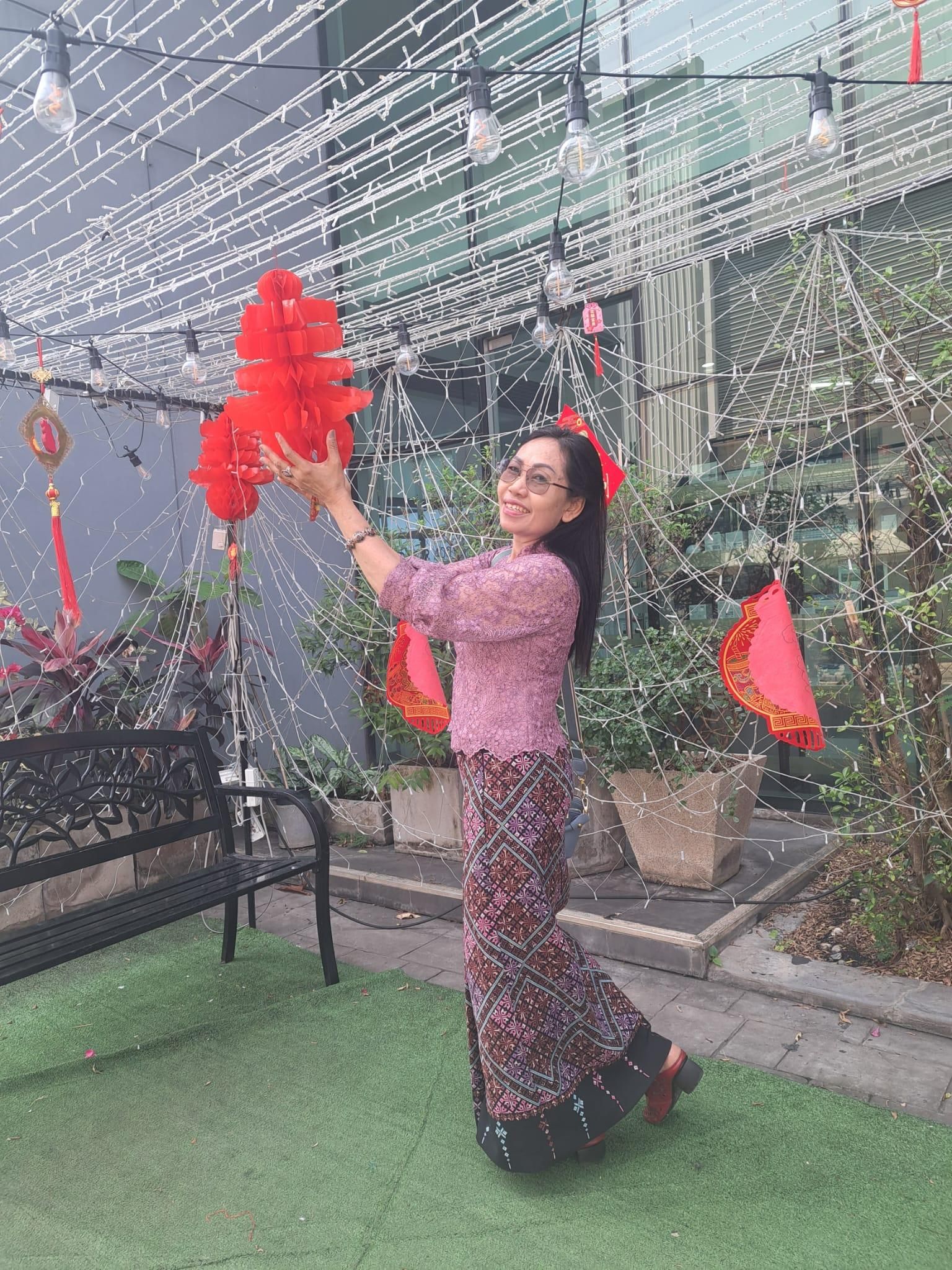 เสื้อลูกไม้สีม่วงอ่อนกับผ้าซิ่นสีพลัม — ชุดไทยประยุกต์ที่ใส่ได้จริงทุกวัน