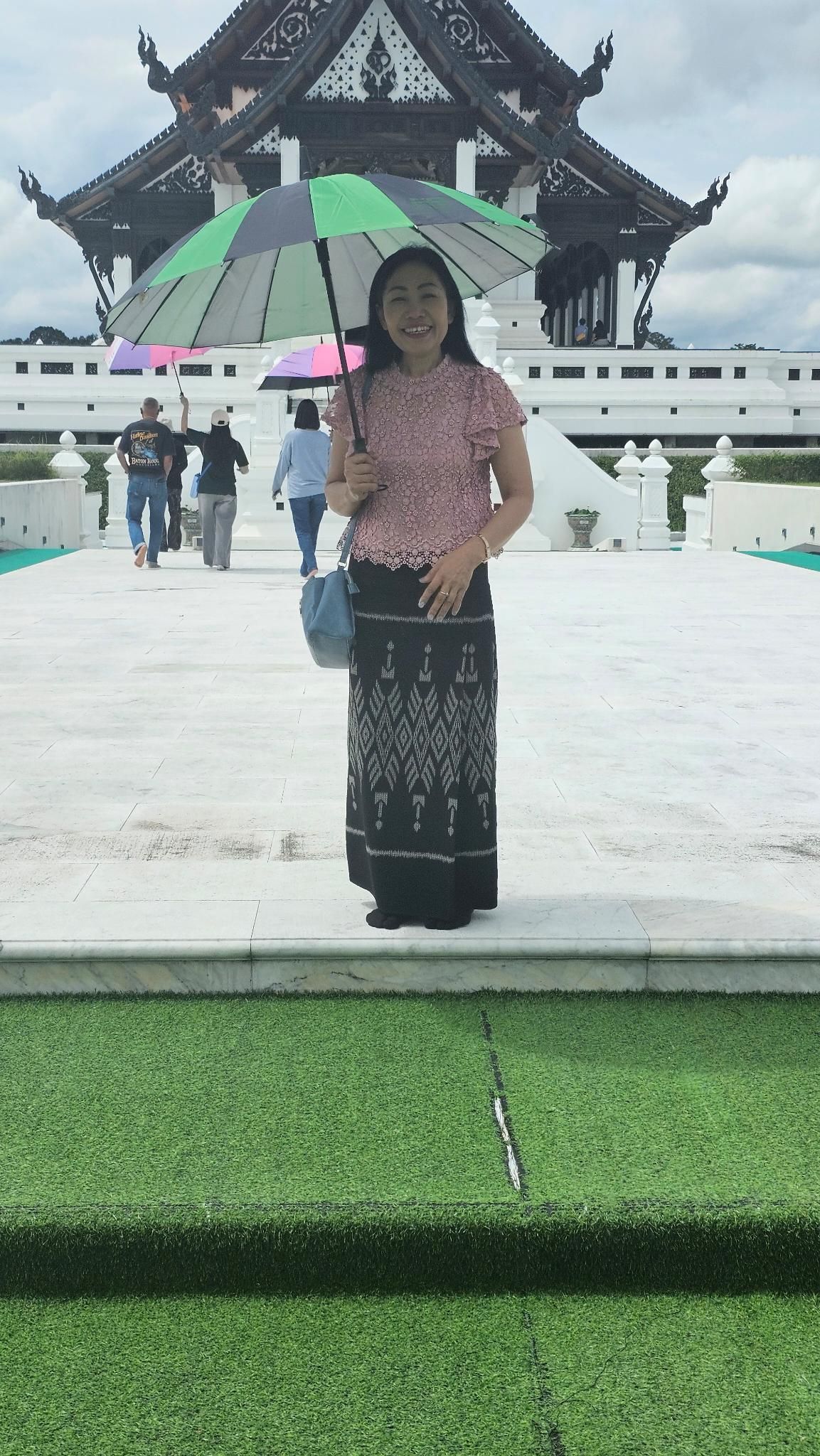 ผ้าซิ่นมัดหมี่ลายขาวดำกับเสื้อลูกไม้สีชมพู ที่ลานวัด