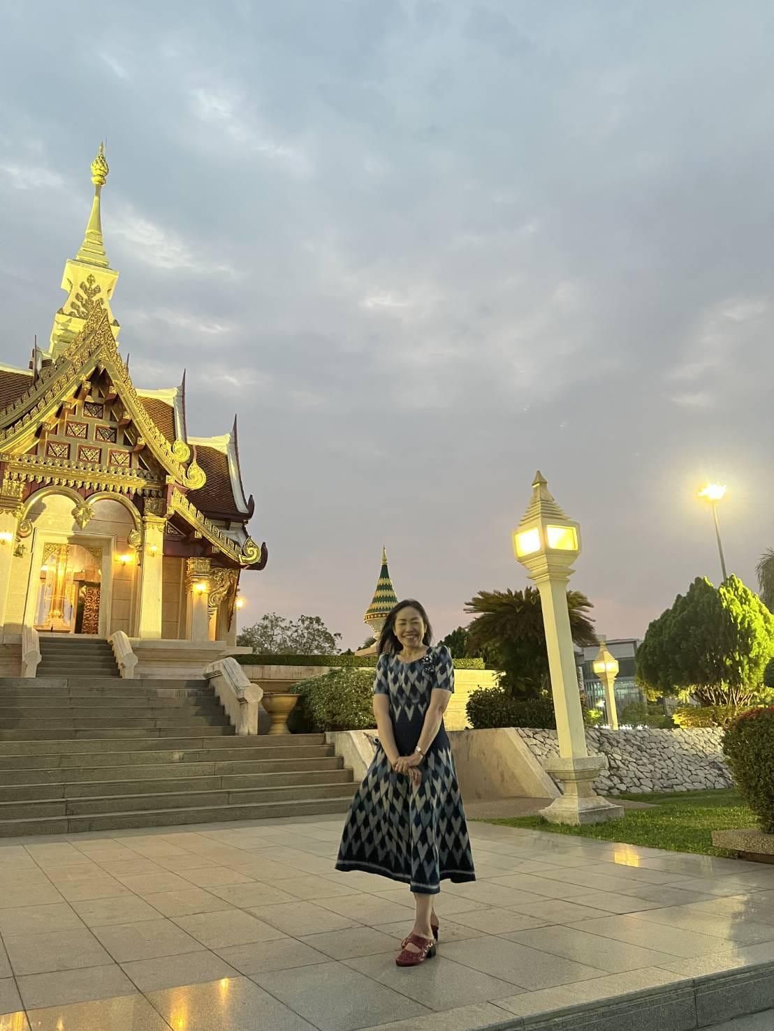 ชุดเดรสตัดจากผ้ามัดหมี่โทนคราม ถ่ายที่ศาลหลักเมืองอุดรธานียามเย็น